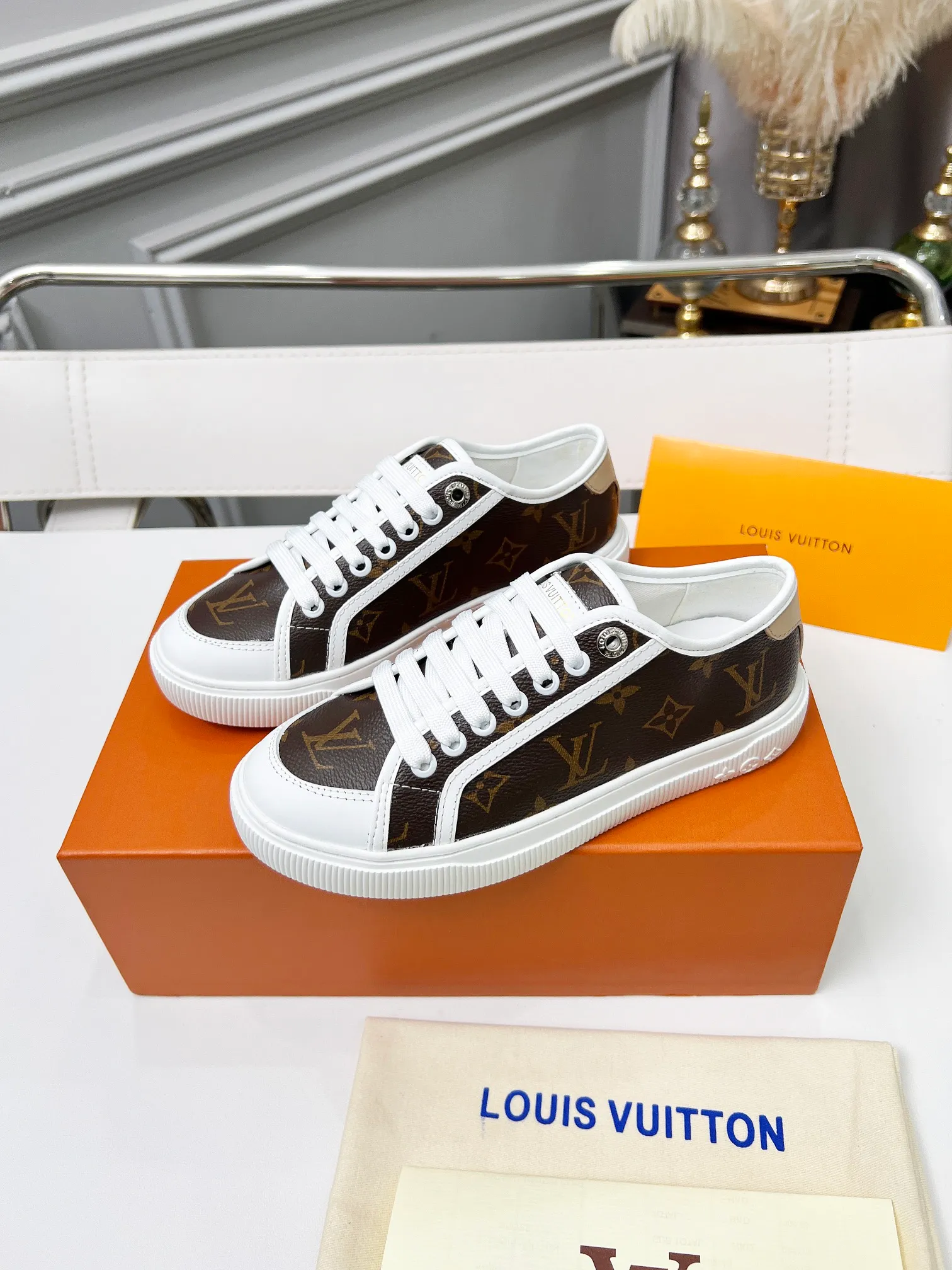 👟👟Ex-factory price 440👟👟 New arrival🆕 The hottest early spring model is coming. LV Lagoon sneakers are made of Monogram denim, injecting a retro flavor into the classic design. Leather trimmings pop out with the Louis Vuitton logo, while stenciled eyelets, trim and laces add to the refined details, and a rubber outsole embellished with Monogram flowers completes the look. Code number: 35~41, multiple colors available! Oil edges + TPU outsole + drawer box packaging